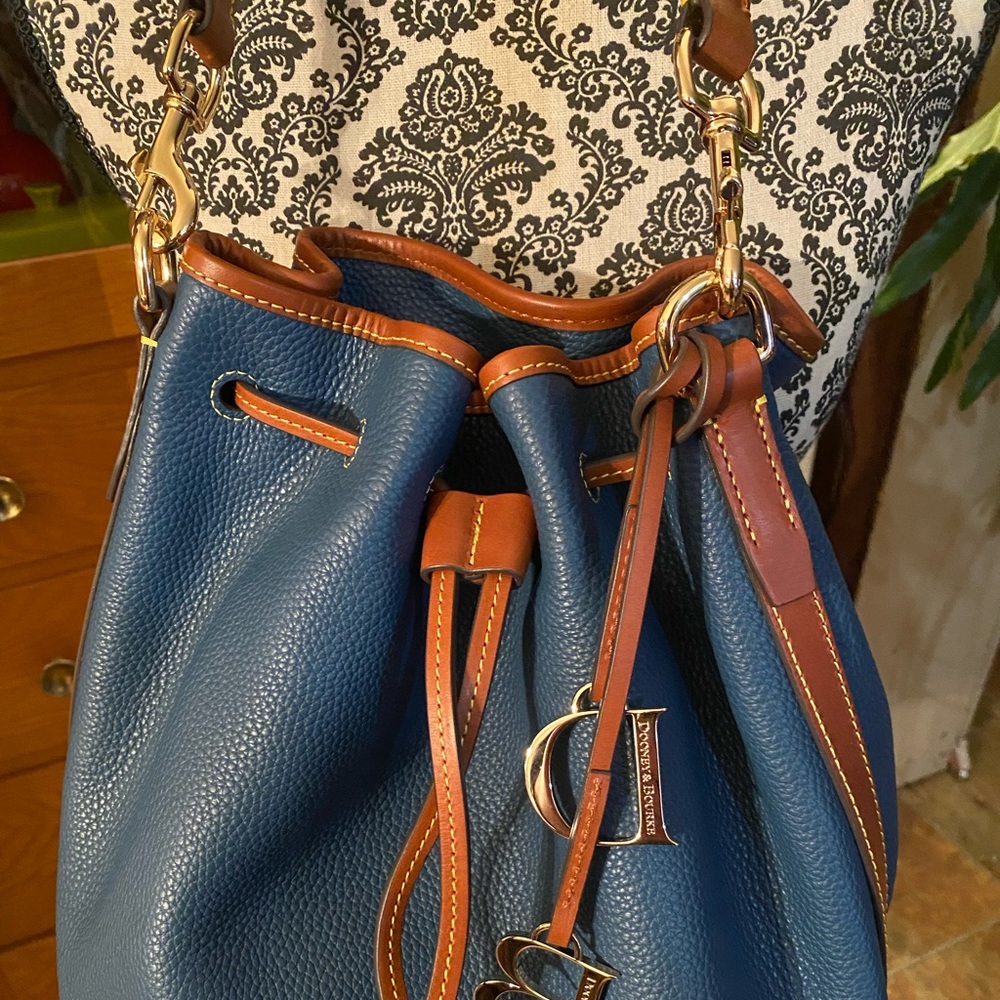 Fantastic Dooney & Bourke bucket bag in navy